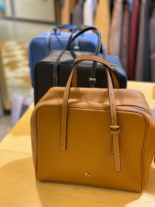 Bolsos de piel en mostaza y azul