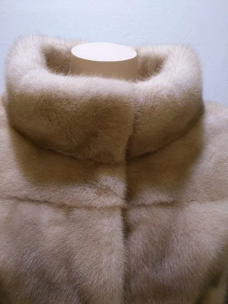 Detalle del cuello de un chaquetón de lomos de visón, ref. 2497