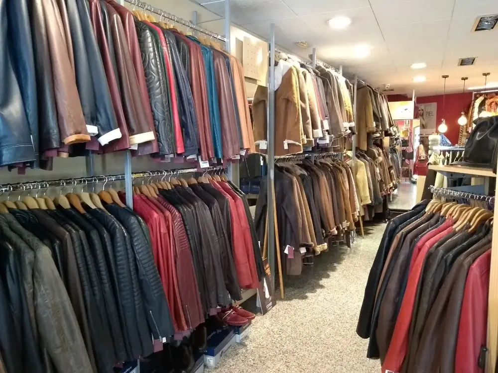 Interior de la tienda con chaquetas y cazadoras de piel